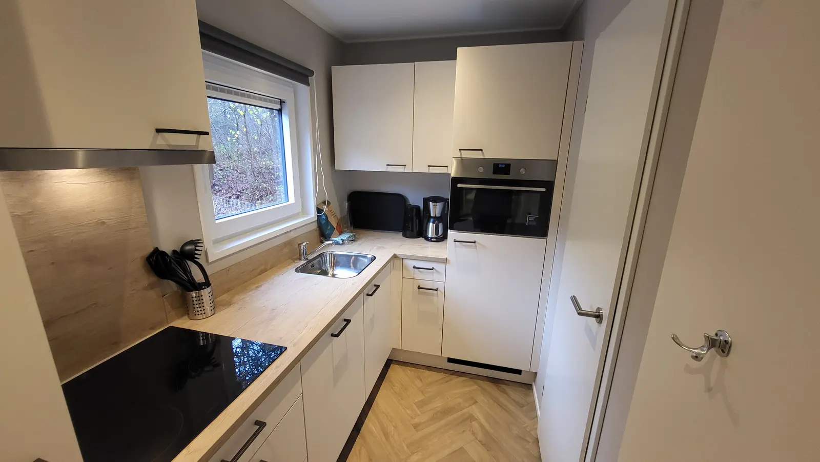 Volledig uitgeruste open keuken