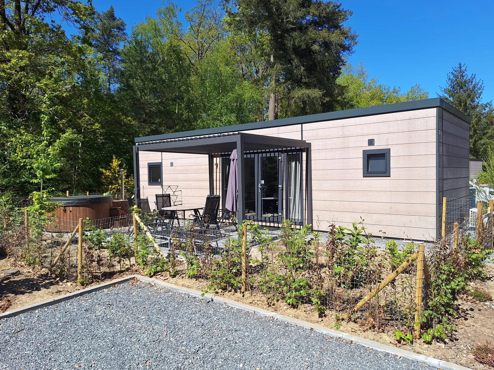Tuinoverzicht met terras en hottub