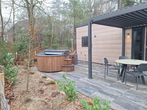 Tuin met hottub